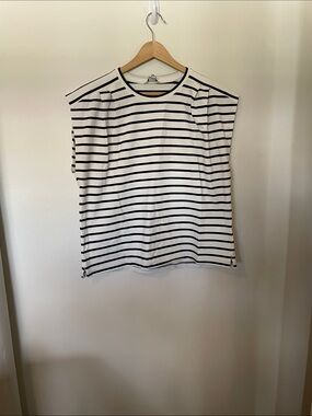 Size M RW&CO Striped Sleeveless Boxy Tee - Cream & White